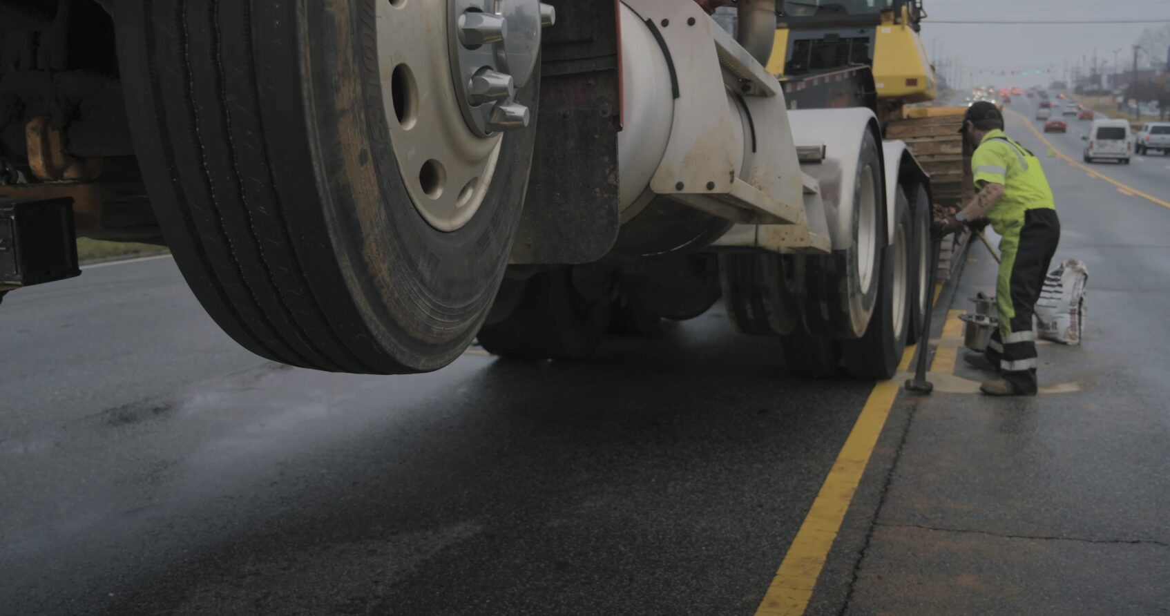 Heavy-duty towing service for trucks and commercial vehicles Heavy-duty tow truck with professional equipment for moving commercial vehicles and RVs